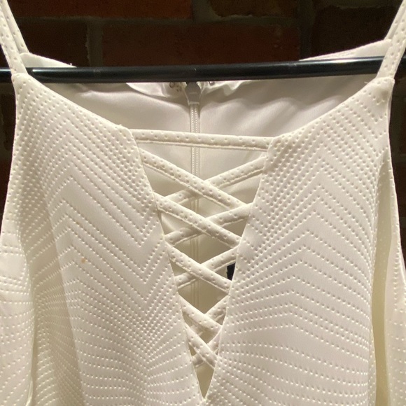 White Guess minidress is perfect for honeymoon, bridal shower, summer outing👗 - Picture 2 of 7